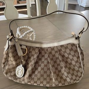 Gucci Hobo GG Canvas Medium